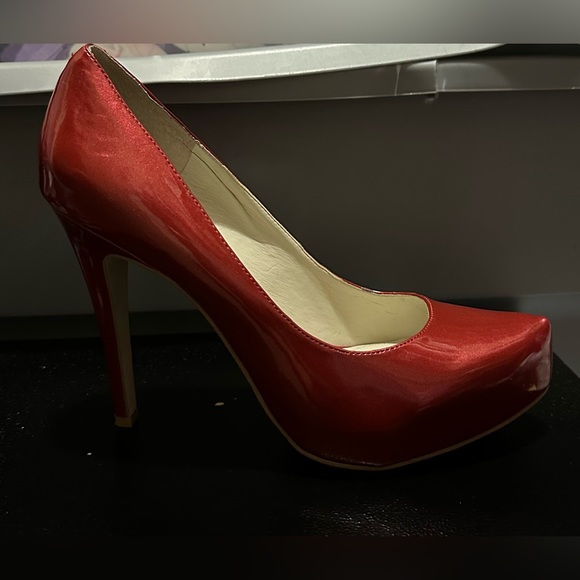 Shiny red patent platform heels, 8.5, BCBG - Picture 2 of 4